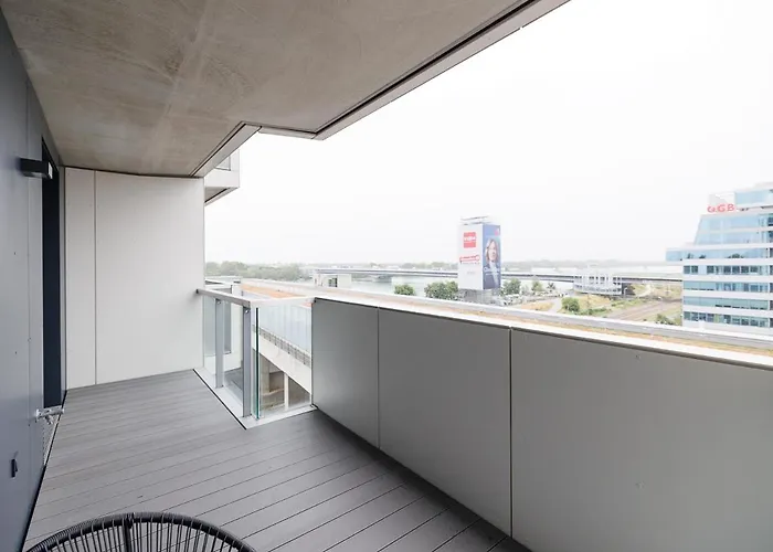 Lovely In Marina Tower - 10min To Center Appartement Wenen