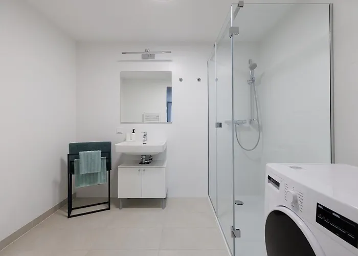 Lovely In Marina Tower - 10min To Center Appartement Wenen